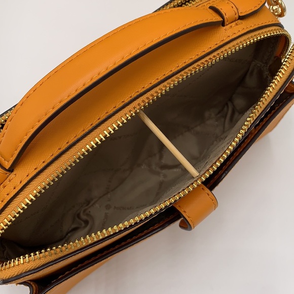 MICHAEL KORS JET SET ITEM MEDIUM DOUBLE ZIP PHONE XBODY HONEYCOMB COLOR
NWT - Picture 11 of 16